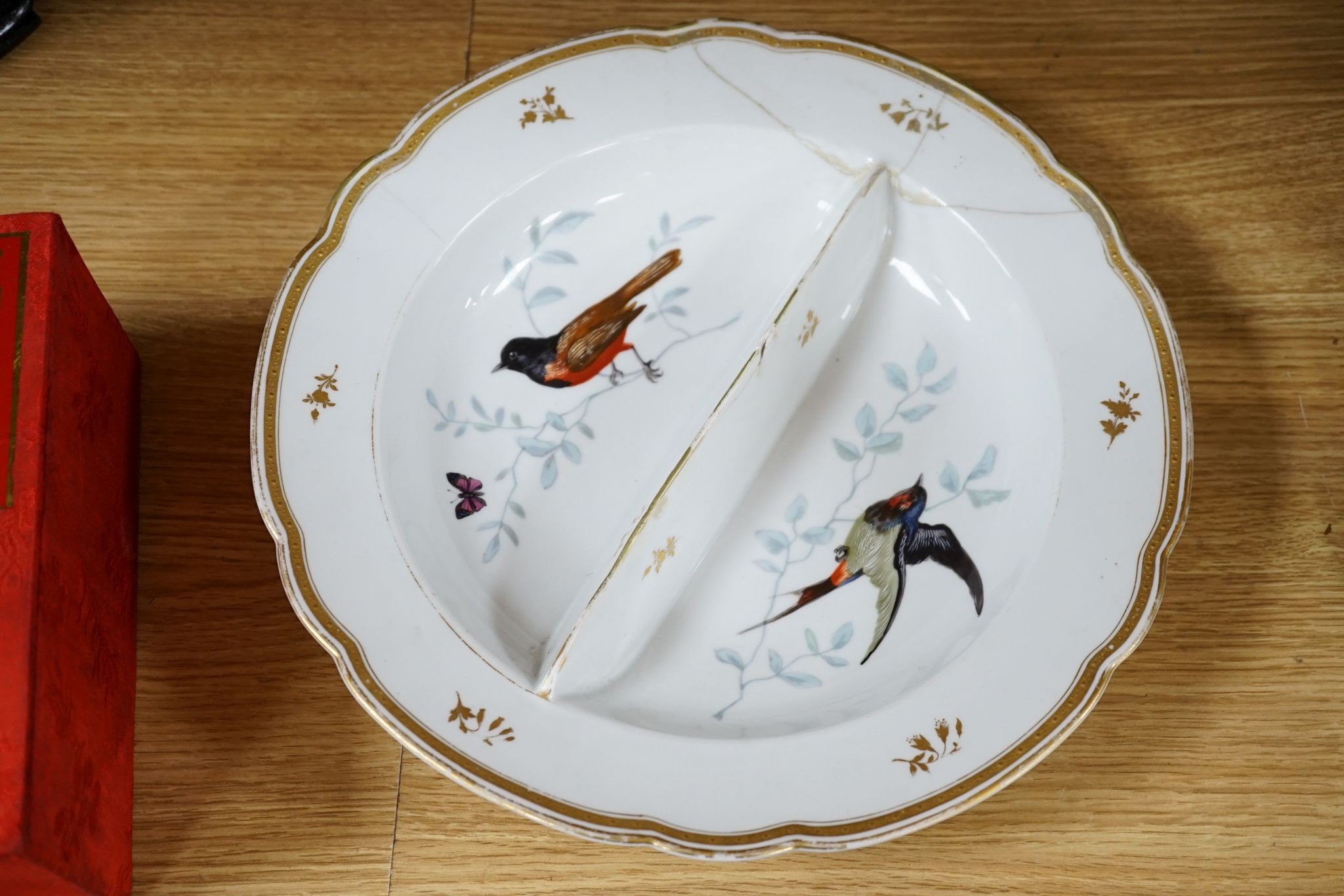 A pair of bird decorated Vienna dishes and a tankard (a.f)